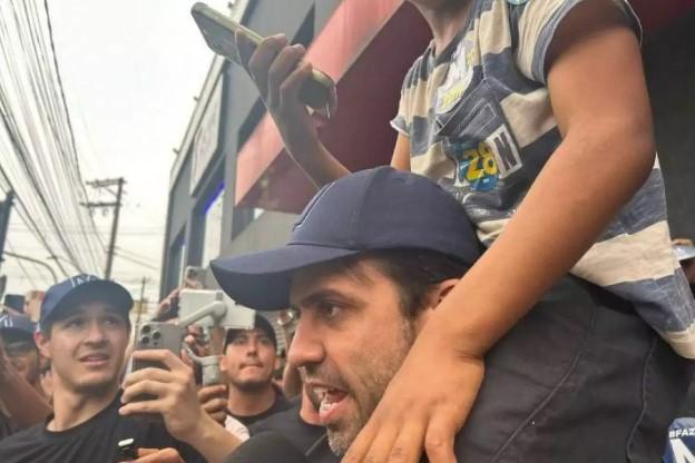 Marçal enfrenta protesto de moradores com cadeiras na zona sul