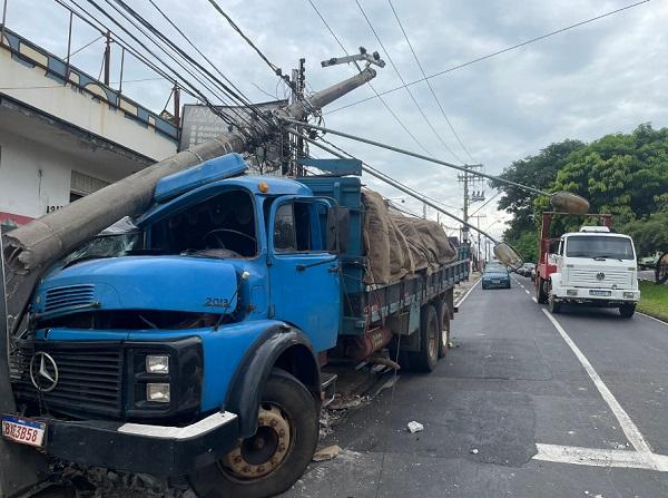 Caminhão perde o freio e derruba poste em avenida de Rio Preto