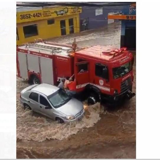 Bombeiros resgatam casal de idosos que ficaram ilhados após temporal