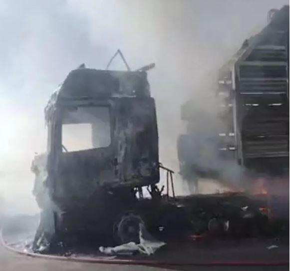 Caminhão fica destruído após pegar fogo em rodovia