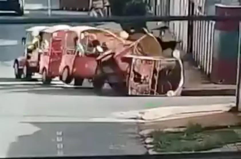 VÍDEO: 'Trenzinho da Alegria' tomba e deixa quatro passageiros feridos em MG