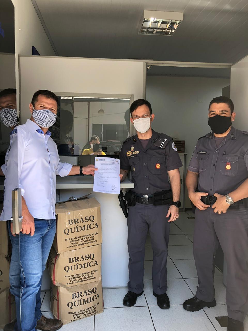 Assistência Social e Trânsito doam máscaras e álcool em gel para Asilo e Polícia Militar