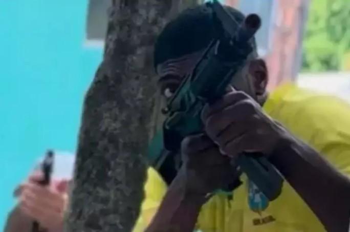 Atores são baleados ao serem confundidos com criminosos