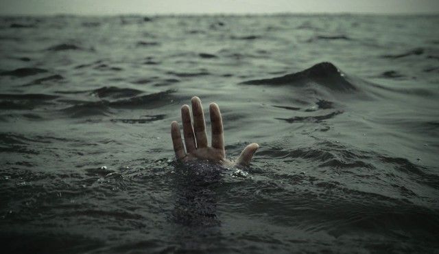 Adolescente entra em lago com os amigos e morre após se afogar