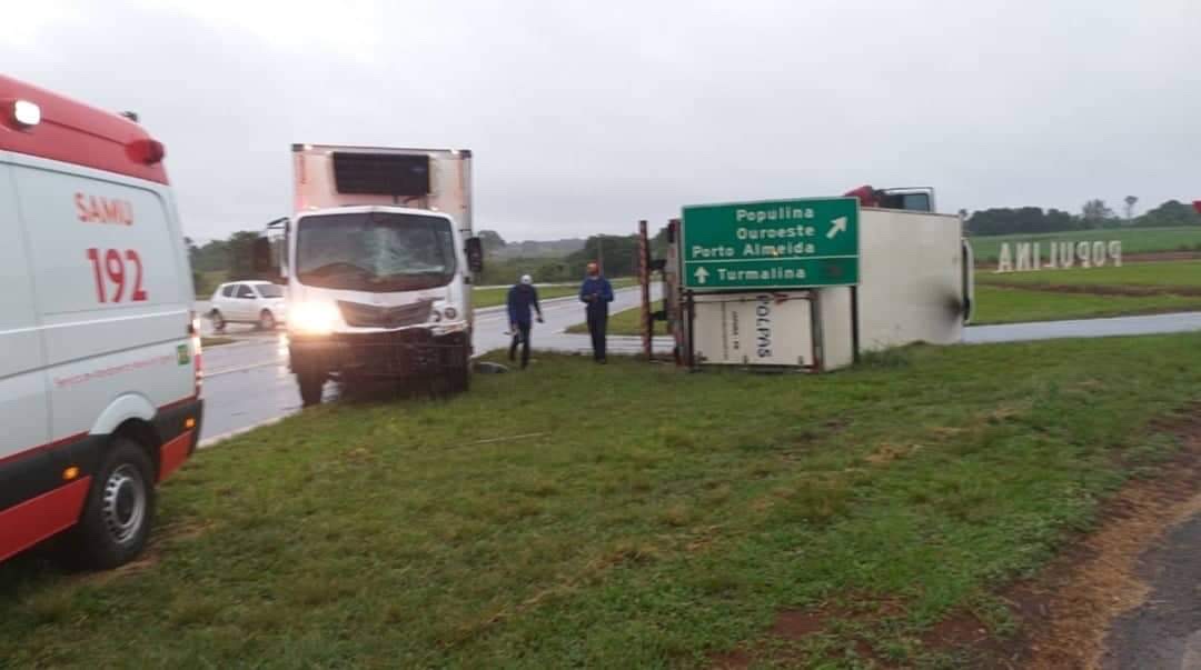 Colisão entre dois caminhões deixa 4 feridos em Populina