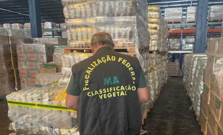 Fiscalização em São José do Rio Preto apreende 18,7 toneladas de arroz irregular