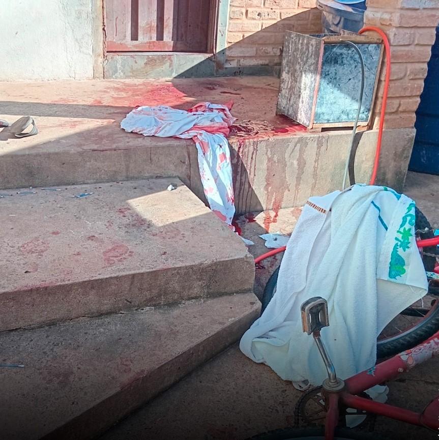 Mulher é morta a facadas; companheiro encontrado ensanguentado ao lado do corpo