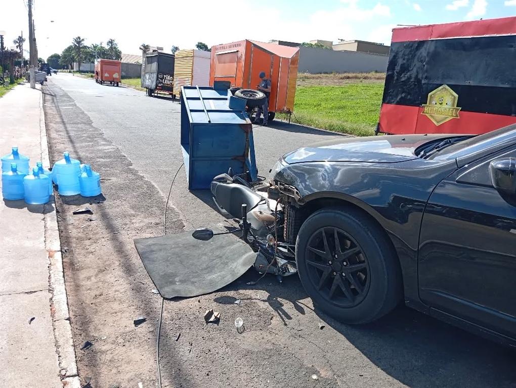 Colisão entre carro e moto de entrega de água deixa motociclista ferido em Valentim Gentil