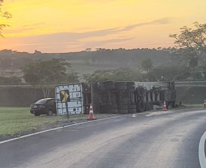 Carreta Tomba no Trevo de Água Vermelha em Jales Sem Registro de Vítimas