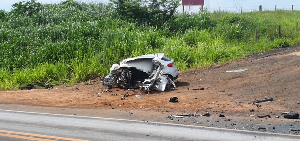 Motorista de carro morre em acidente com dois caminhões em rodovia no noroeste paulista