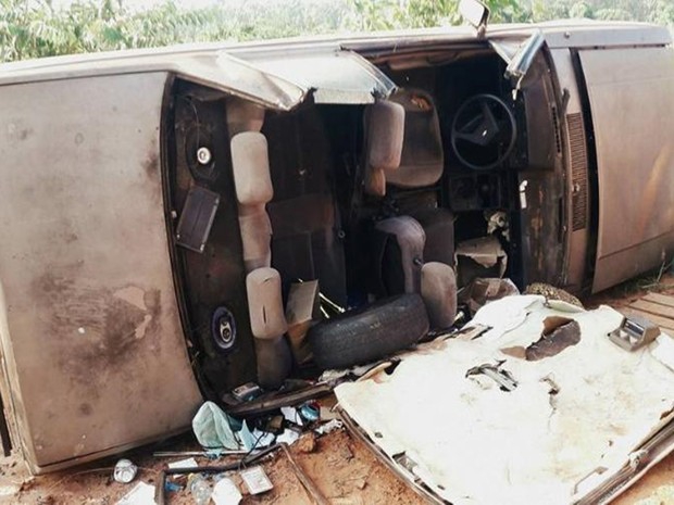 Motorista passa a noite preso às ferragens do carro após acidente Vítima caiu em ribanceira ao perder controle do carro em Votuporanga (SP). Bombeiros precisaram cortar teto do veículo para retirar o motorista.