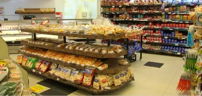 Visando economia, consumidores miram produtos perto do vencimento