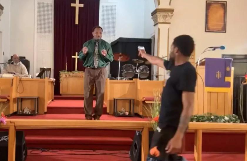 Homem é preso após tentar matar pastor em culto ao vivo; VÍDEO
