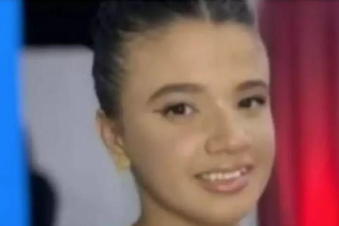 Jovem leva choque ao mexer no celular após banho e morre
