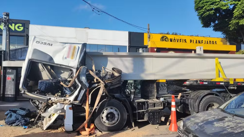 Motorista fica ferido após viga de concreto se soltar de carreta