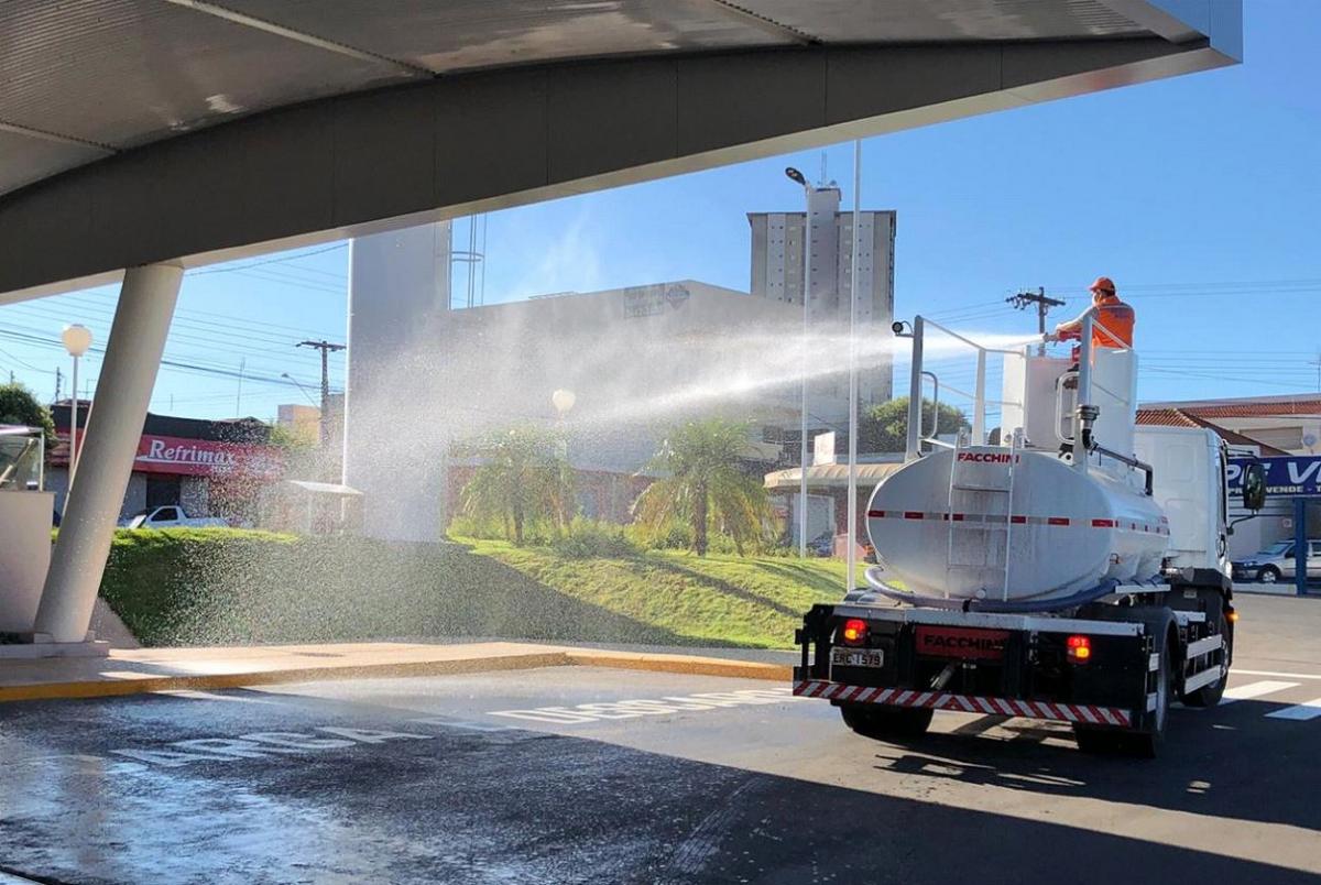 Defesa Civil de Fernandópolis realiza trabalho para a desinfecção de ruas