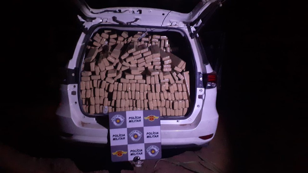 Polícia encontra mais de uma tonelada de maconha dentro de carro abandonado em canavial