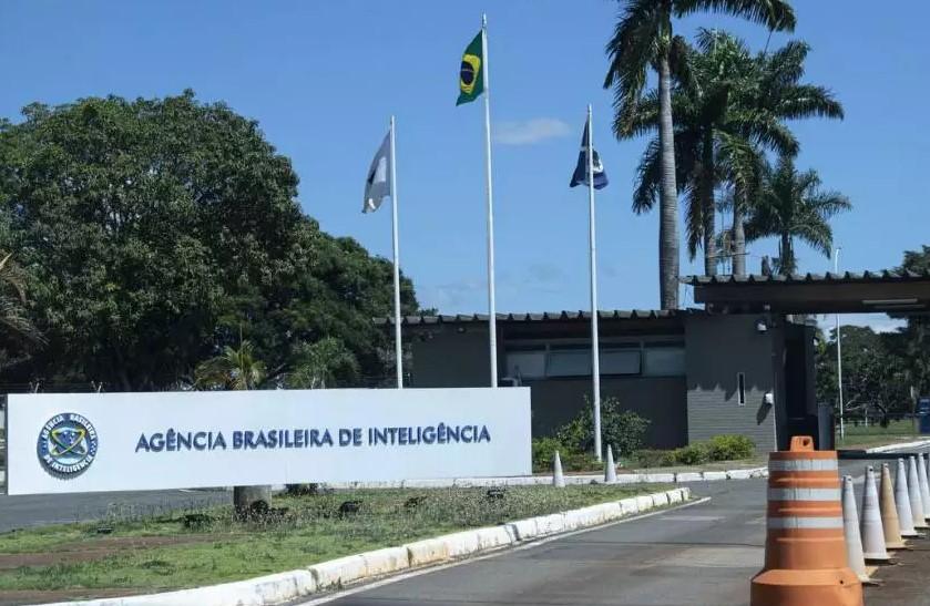 Bolsonaristas veem perseguição, e aliados de Lula culpam ex-presidente por uso da Abin