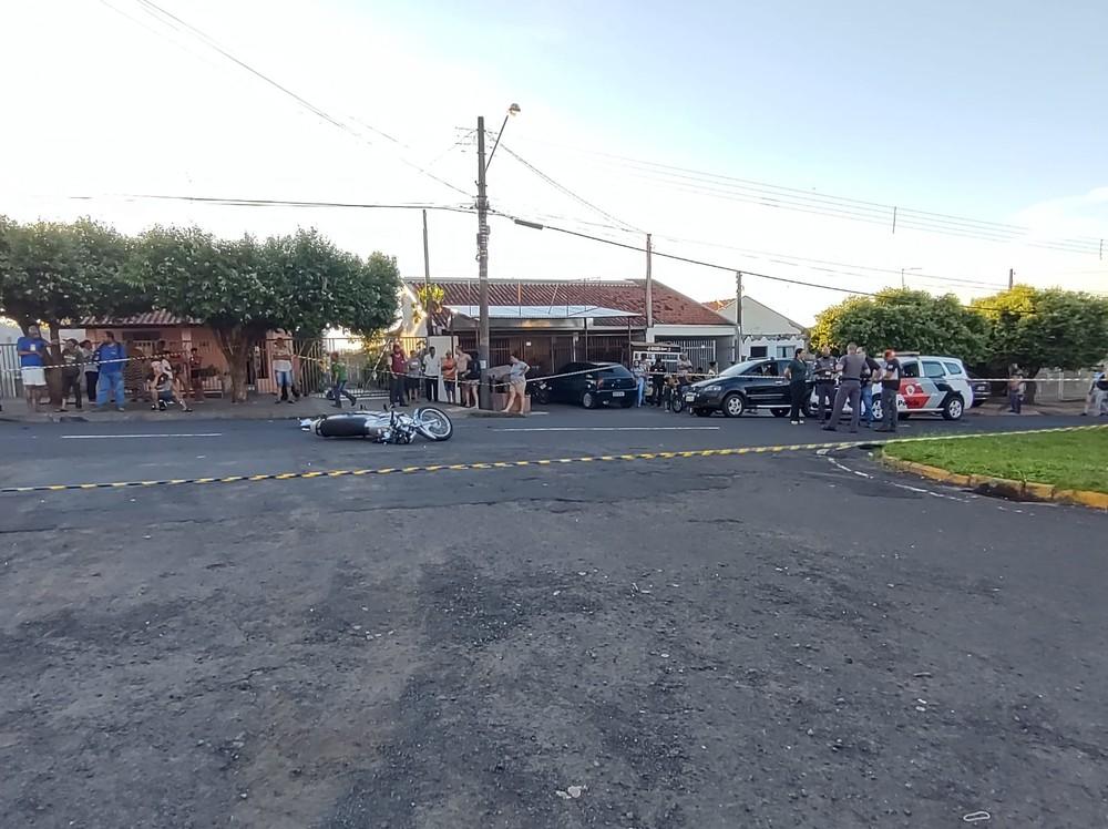 Motociclista morre após atropelar pedestre e cair embaixo de caminhão em avenida de Votuporanga