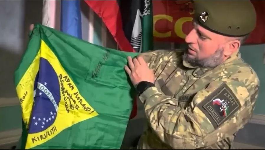 Bandeira do Brasil de combatente morto é exibida por rivais