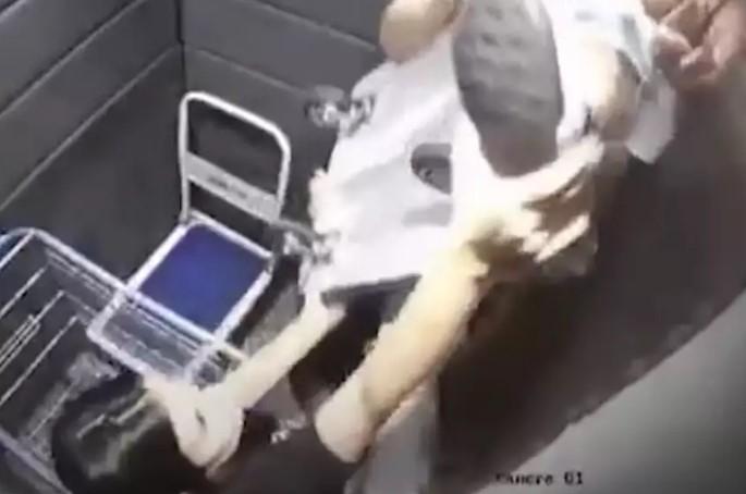 Mulher fica pendurada por corda dentro de elevador; VÍDEO