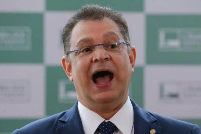 Dino intima líder do PL a explicar suposto acordo