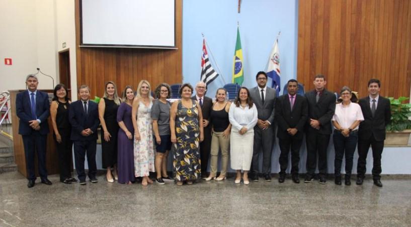 Secretaria de Educação recebe Moção de Aplausos da Câmara Municipal pela conquista do Selo Ouro Nacional “Compromisso com a Alfabetização”
