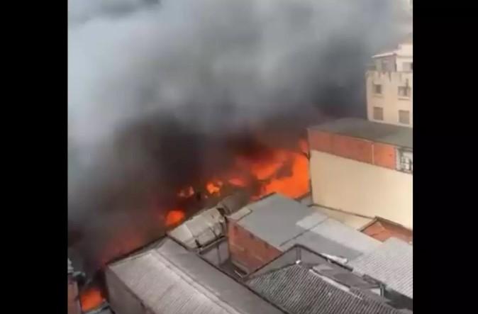 Centro de São Paulo: Shopping 25 Brás pega fogo; VÍDEO
