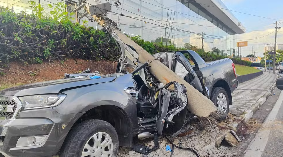 Acidente fatal: colisão derruba poste e causa morte de motorista