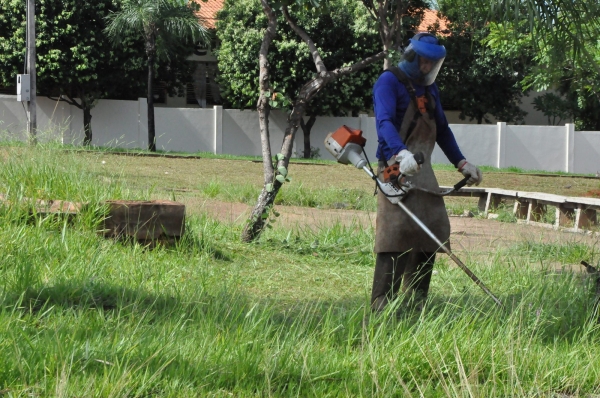 Após criticas, Prefeitura de Votuporanga intensifica limpeza de áreas públicas