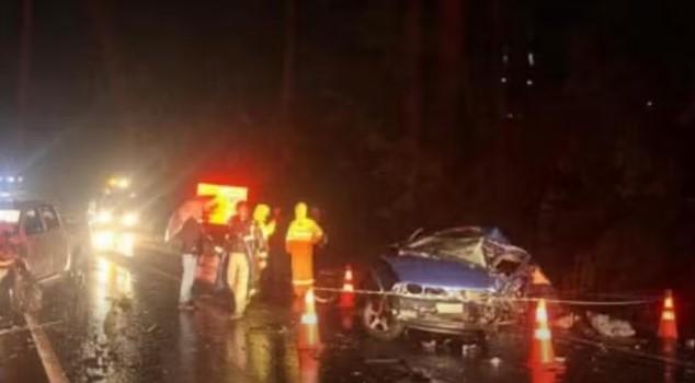 Casal, mulher e criança morrem após motorista perder controle da direção e bater em caminhonete