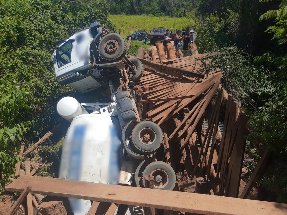 Caminhão carregado com concreto cai em córrego após ponte de madeira ceder em Rio Preto