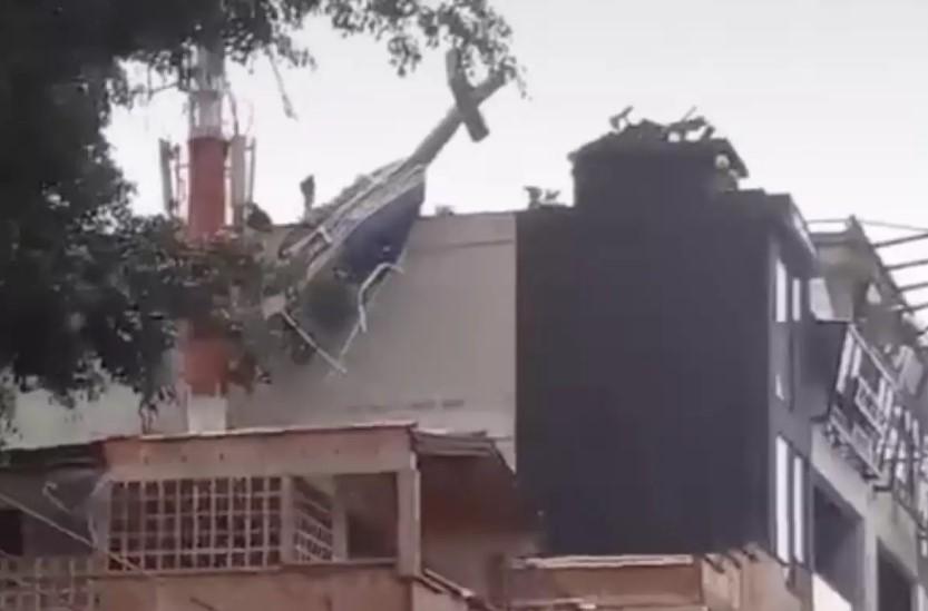 VÍDEO: Helicóptero com turistas cai segundos após decolagem e fica preso a antena