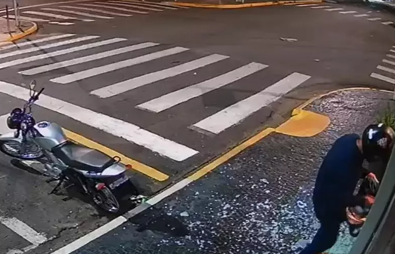 Ótica é alvo de furto e vandalismo no centro de Fernandópolis