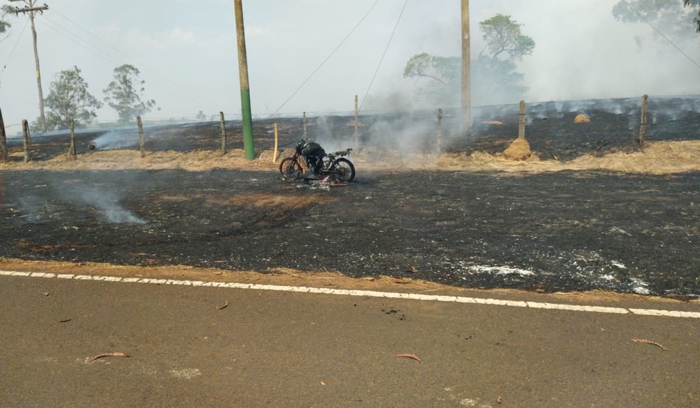 Homem se arrisca para salvar animais de queimada e tem moto destruída por chamas: ‘Meu único transporte’