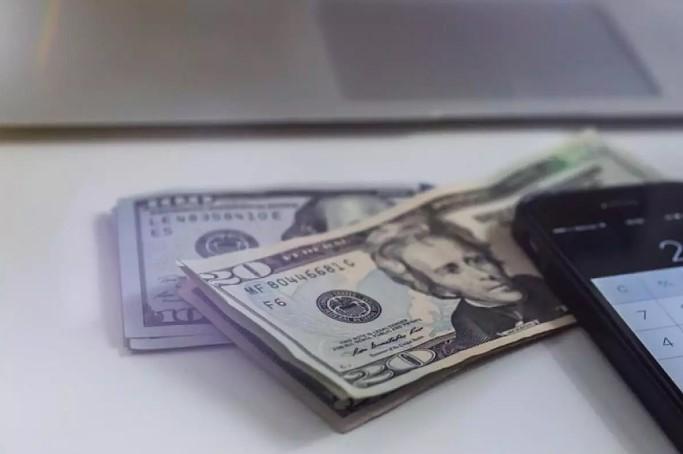 Dólar cai para R$ 5,68 e fecha no menor valor em quatro meses