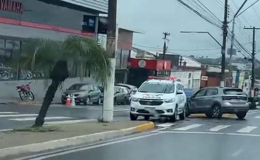 Jovem sofre fratura exposta em acidente entre moto e carro em Fernandópolis