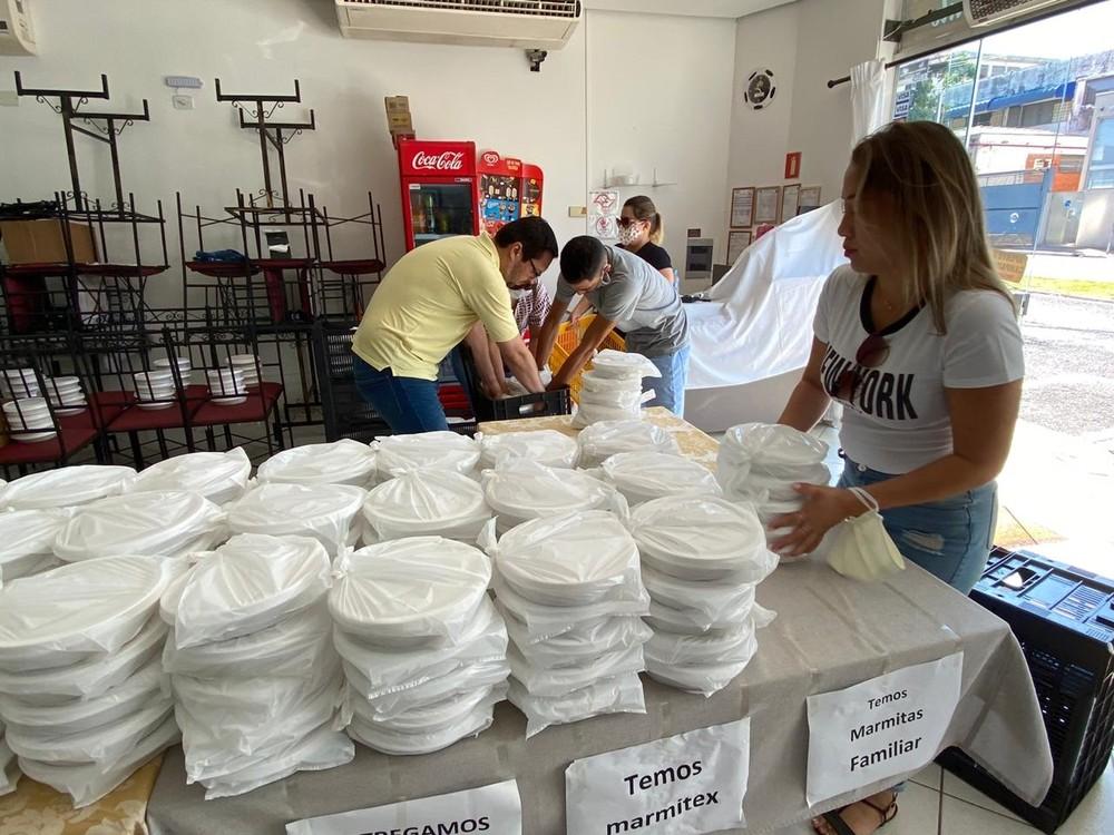 Grupo de amigos doa marmitas para famílias em Fernandópolis