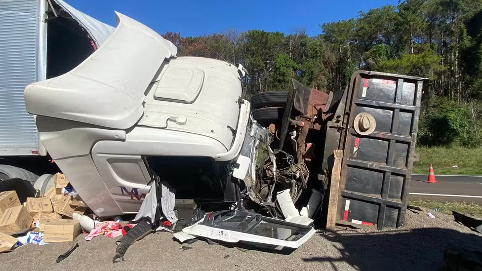 Colisão entre caminhões deixa motorista gravemente ferido e interdita SP-225