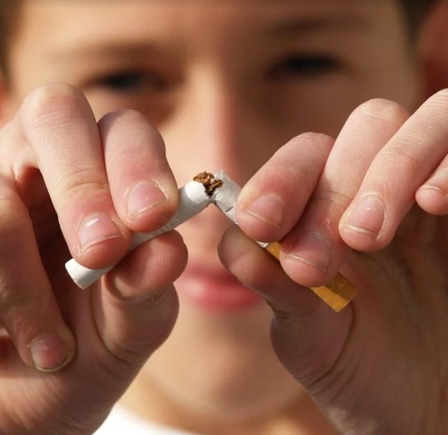 Estudo revela: fumar aumenta risco de Covid