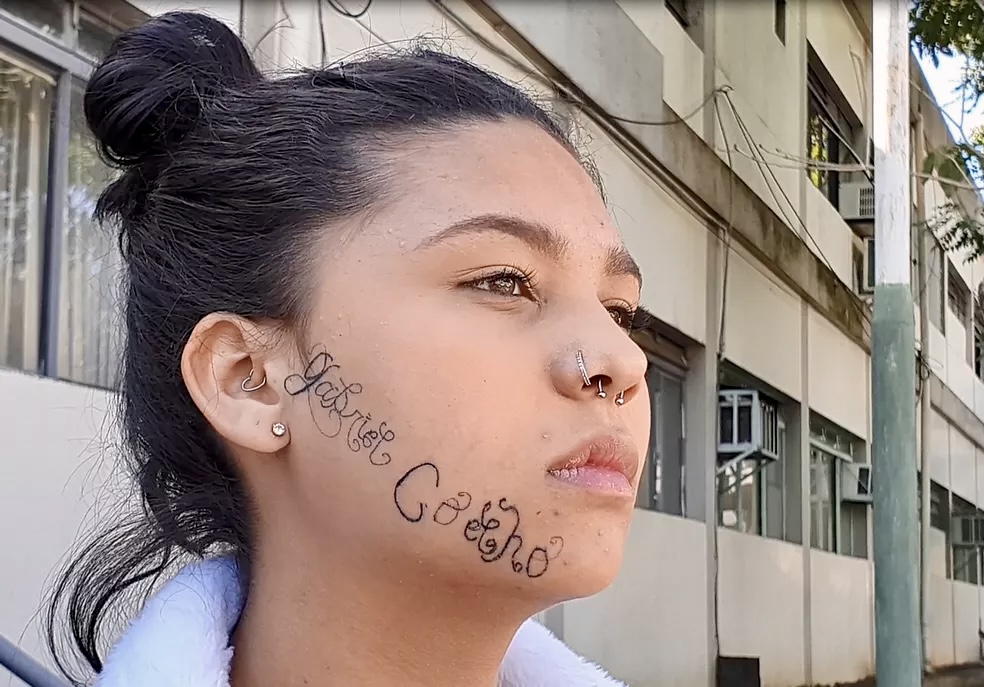 Polícia vai apurar conduta de pai do jovem que tatuou nome no rosto da ex-namorada
