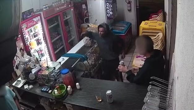 Homem armado com faca rende dono e cliente de bar em Catanduva; VÍDEO