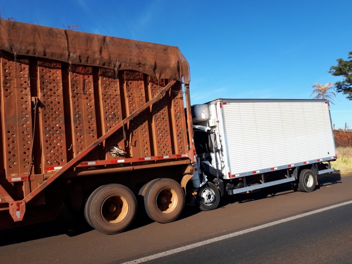 Acidente entre dois caminhões deixa motorista ferido na Euclides da Cunha