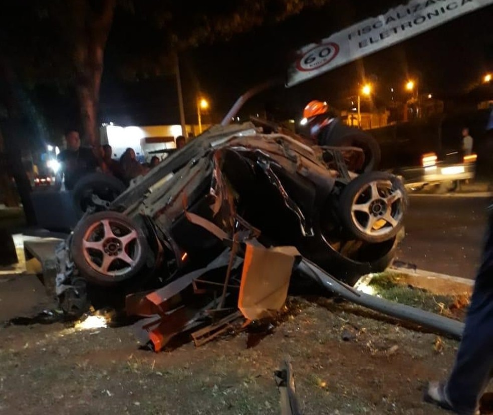 Motorista fica ferido após acidente em avenida de Rio Preto