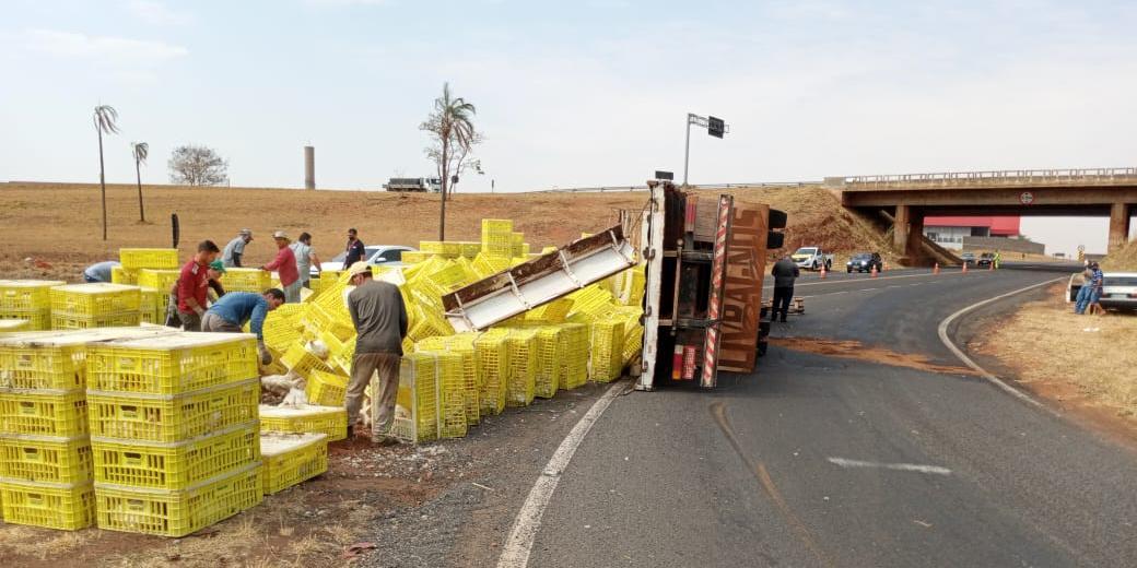 Caminhão tomba na rodovia e carga de frango é saqueada em Votuporanga