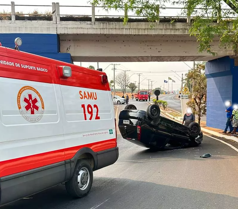 Motorista é hospitalizada após capotamento em Estrela d’Oeste