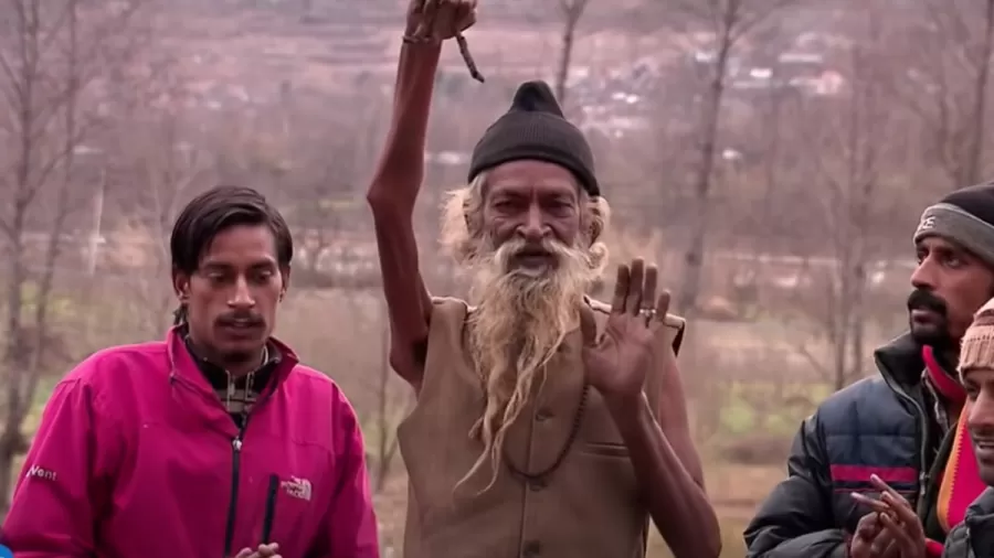 Indiano mantém braço erguido há mais de 45 anos: 'Destruí uma parte de mim'