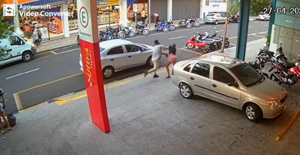 Vídeo: mulher chuta porta de carro e é agredida por motorista de aplicativo