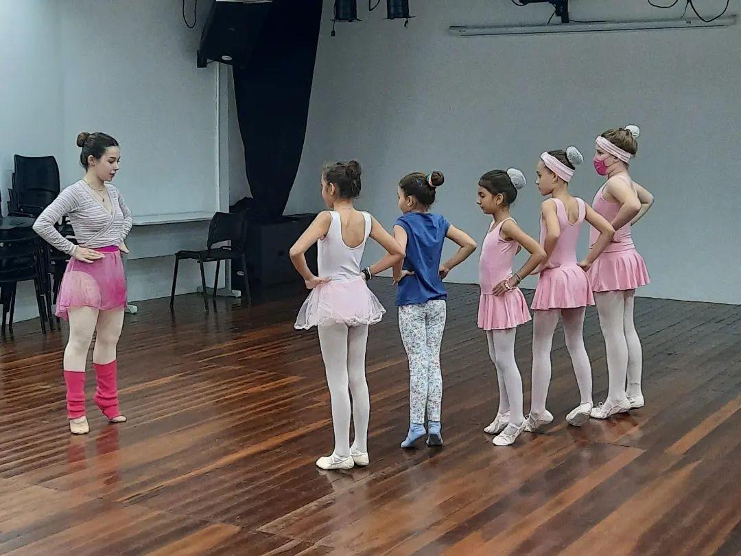 ‘Sonho de Bailarina’ já conta com mais de 40 crianças na Pracinha da Cultura