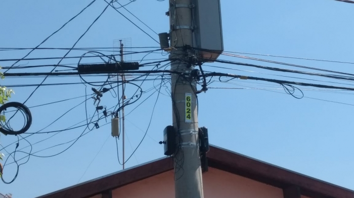 Jales - População continua a enviar fotos de cabos de Internet soltos em postes